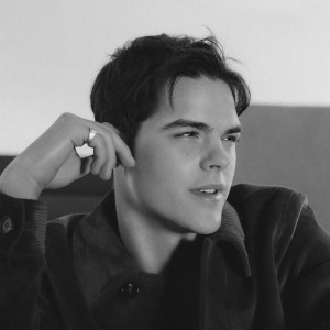 收聽AJ Mitchell的Somebody歌詞歌曲