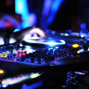收聽Dj Eko的KLEBUS JUGLE DUTCH歌詞歌曲