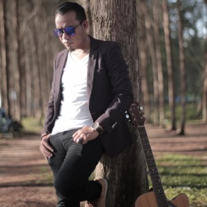 Dengarkan Antara Aku Kau Dan Mantanmu lagu dari Andra Respati dengan lirik