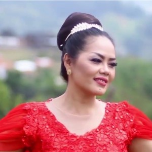 收聽SRI AVISTA的Batur Turu歌詞歌曲