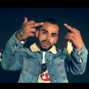 Dengarkan lagu Azt Se Tudtam Hogy Ki Vagy (Explicit) nyanyian Jaki dengan lirik