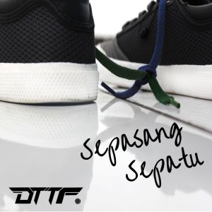ดาวน์โหลดและฟังเพลง Sepasang Sepatu พร้อมเนื้อเพลงจาก D.T.T.F