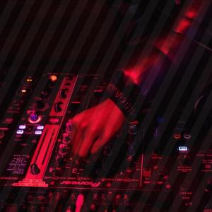 ดาวน์โหลดและฟังเพลง Dj Slow Remix Something Bangettt พร้อมเนื้อเพลงจาก DJ NICK PROJECT