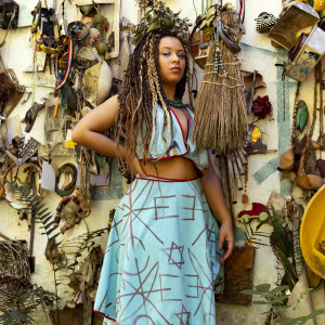 Listen to Estou Velha song with lyrics from Victoria dos Santos