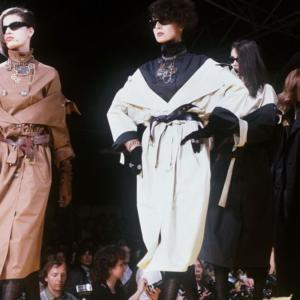 ดาวน์โหลดและฟังเพลง INTO YOU (feat. Koi) (Explicit) พร้อมเนื้อเพลงจาก gari!