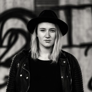 ดาวน์โหลดและฟังเพลง Holding Me Back พร้อมเนื้อเพลงจาก Julie Avaldorff