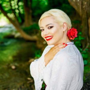 收聽Gabriela Vladu的Nu te tine neica mare (feat. Orchestra Lăutarii)歌詞歌曲