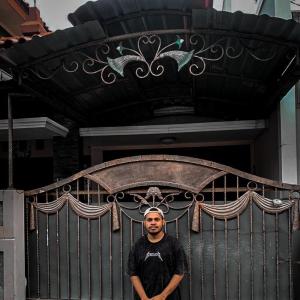 Listen to Pura Pura Cinta song with lyrics from SORENS
