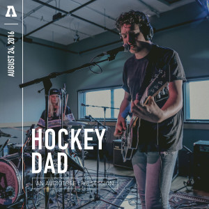 ดาวน์โหลดและฟังเพลง Laura (Audiotree Live Version) พร้อมเนื้อเพลงจาก Hockey Dad