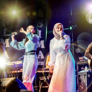 Dengarkan lagu Aku Cah Bakoh nyanyian Yeni Inka dengan lirik
