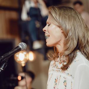 收聽Julia Pietrucha的In Me (Live at Tall Pine Records)歌詞歌曲