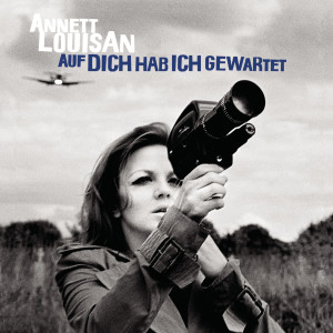 Dengarkan lagu Auf dich hab ich gewartet (Radio Edit) nyanyian Annett Louisan dengan lirik