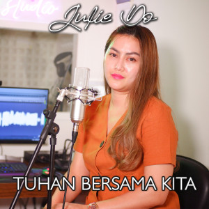 Dengarkan lagu Tuhan Bersama Kita nyanyian Julie Do dengan lirik