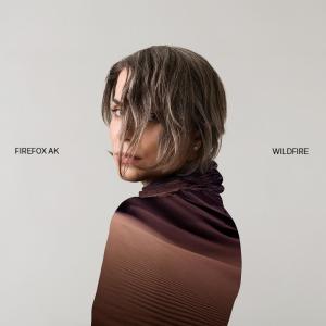 ดาวน์โหลดและฟังเพลง Wildfire พร้อมเนื้อเพลงจาก Firefox AK
