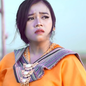 Listen to Beraye Rebutan song with lyrics from Linda