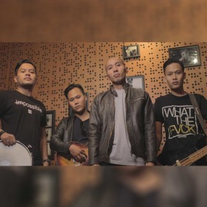 收聽January Band的Pemberi Harapan Palsu歌詞歌曲