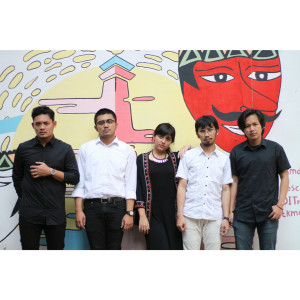 Listen to Dimensi Antara Kita song with lyrics from Desak Senja