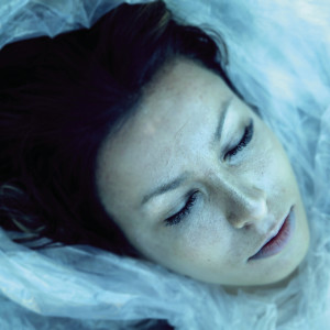 ดาวน์โหลดและฟังเพลง Murhaaja พร้อมเนื้อเพลงจาก Mercedes Bentso