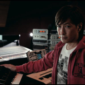 收聽Tetsuya KOMURO的Free My Mind (feat. Mitsuhiro Hidaka(AAA)a.k.a.SKY-HI) (Instrumental)歌詞歌曲