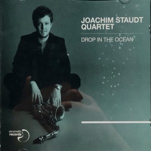 ดาวน์โหลดและฟังเพลง Drop In The Ocean พร้อมเนื้อเพลงจาก Joachim Staudt Quartet