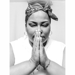 收聽Mari Antunes的Só Mesmo a Fé歌詞歌曲