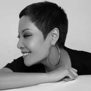 Dengarkan lagu 风雨无阻 (DJ版) nyanyian 魏佳艺 dengan lirik