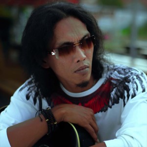 收聽Thomas Arya的Bunga Edelweis Slow Rock歌詞歌曲