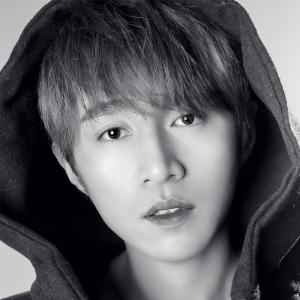 Listen to Never Give Up song with lyrics from 吴东波