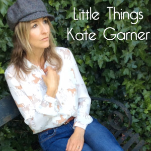 ดาวน์โหลดและฟังเพลง Little Things พร้อมเนื้อเพลงจาก Kate Garner