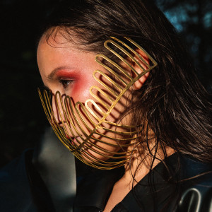 ดาวน์โหลดและฟังเพลง Razor พร้อมเนื้อเพลงจาก Delhia de France