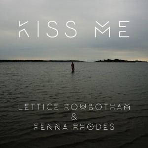 ดาวน์โหลดและฟังเพลง Kiss Me พร้อมเนื้อเพลงจาก Fenna Rhodes