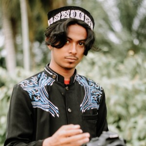 ดาวน์โหลดและฟังเพลง Rajah Cinta พร้อมเนื้อเพลงจาก Misbah Al Zizi