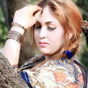 收聽Shah Farooq的Sar Ao Zargay Tar Ta Qurban Day歌詞歌曲