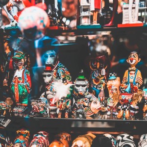 Dengarkan lagu Toyz nyanyian Jiem EB Music dengan lirik