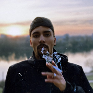 Listen to Eine Runde (Explicit) song with lyrics from Dito