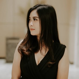Listen to Mendung Tanpo Udan song with lyrics from Ayu Rivanka