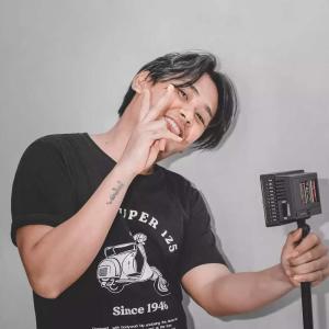 Dengarkan Cinta Monyet lagu dari Vandick Mamonto dengan lirik