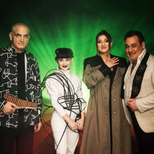 ดาวน์โหลดและฟังเพลง Langa Carpati พร้อมเนื้อเพลงจาก Damian Draghici & Emanuele Arnone