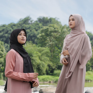 Dengarkan lagu La Hawla Walla Quwwata Illa Billah nyanyian Wangi Inema dengan lirik