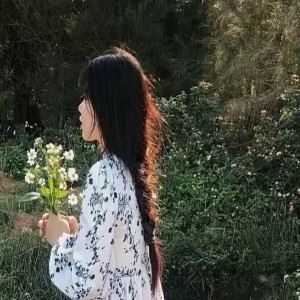 Listen to 孤勇者 (live) song with lyrics from 叶景秋