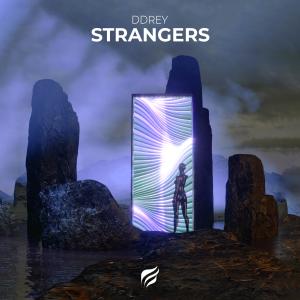 ดาวน์โหลดและฟังเพลง Strangers พร้อมเนื้อเพลงจาก DDRey