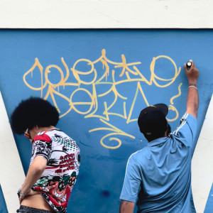 ดาวน์โหลดและฟังเพลง DIA DE CHEGAR BILHETE (Explicit) พร้อมเนื้อเพลงจาก JHOW COLETIVO DELTA