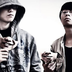Listen to Cười song with lyrics from Hưng Cao