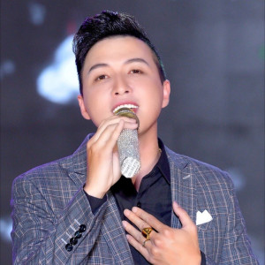 Listen to Mưa Trên Phố Huế song with lyrics from Lê Nghia
