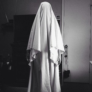 ดาวน์โหลดและฟังเพลง Under the Bed พร้อมเนื้อเพลงจาก GHOST CLOAK