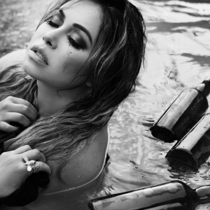 Dengarkan Quisieran Tener Mi Lugar lagu dari Chiquis dengan lirik