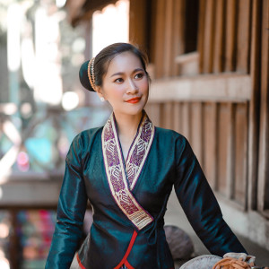 ดาวน์โหลดและฟังเพลง ປີໃໝ່ລາວຫຼວງພະບາງ พร้อมเนื้อเพลงจาก Touly Bidalack