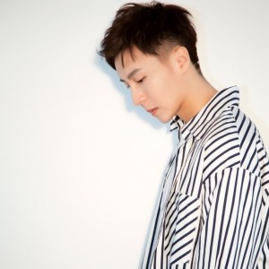 收听开开的和你很像的人 (伴奏)歌词歌曲