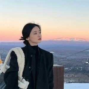 Dengarkan lagu 初次见你我就起了色心 nyanyian 林伊柔 dengan lirik