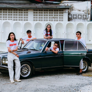 Listen to ฉันขอโอกาส song with lyrics from วงสมปอง